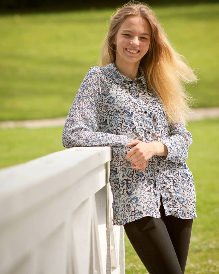 Dita Rūta Ceriņa absolvējusi arī Cesvaines mūzikas un mākslas skolu divos novirzienos - “Vizuāli plastiskā māksla” un “Saksofona spēle”. Tas viņai devis iespēju arī spēlēt Gulbenes kultūras centra pūtēju orķestrī un Gulbenes mūzikas skolas pūtēju orķestrī. Šogad viņa arī saņēmusi Dr.Lindas Mičules stipendiju. Tā tiek piešķirta Cesvaines vidusskolas skolēnam, kas plāno savu nākotni saistīt ar medicīnu. 
Autors: Hanna Kalēja