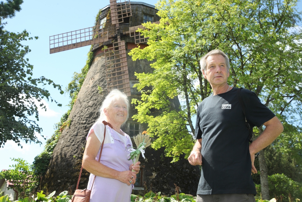 Lizuma pagasta simbolam – vējdzirnavām – pavasarī vētras laikā tika nolauzti spārni, tāpēc bija nepieciešams tos atjaunot. Tagad tie ir atjaunoti. Vējdzirnavas iekļaujas Lizuma skulptūras “Tautumeita” ainavā. Vietējie lepojas ar Lizuma vējdzirnavām. Arī dzirnavu īpašniece Ilona Brekte kopā ar dzīvesbiedru Viktoru “Dzirkstelei” uzsver, ka šis darbs paveikts kopējiem spēkiem un vieni paši viņi to nebūtu paveikuši. 
Autors: Gatis Bogdanovs