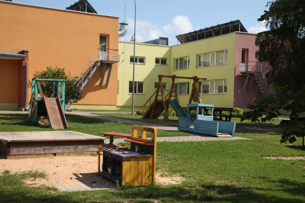 Sen apzināta un beidzot risināta problēma. Atsevišķiem mazuļiem līdz piecu gadu vecumam, kuriem ir veselības īpatnības, apmeklējot bērnudārzu, ir vajadzīgs individuālais asistents. Valsts to neapmaksā, tāpēc šīs rūpes uzņemas Gulbenes novada pašvaldība. 
Autors: Gatis Bogdanovs