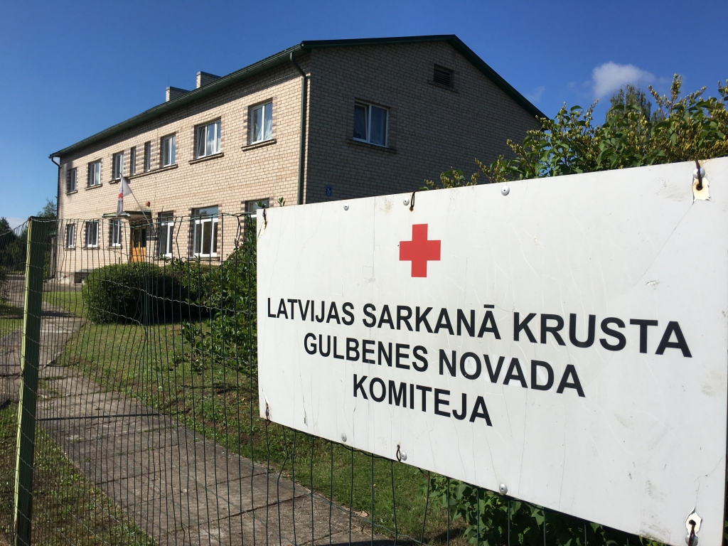 Pamet veco vietu. Trīs gadus Latvijas Sarkanā Krusta Gulbenes komitejas mājvieta bija Dzirnavu ielā 7a. Pirms tam – vienā ēkā ar novada sociālo dienestu. Tagad atkal Sarkanais Krusts atradīsies tuvāk Gulbenes centram – Vidus ielā 7 (kādreizējā Bērzu skola).
Autors: Diāna Odumiņa