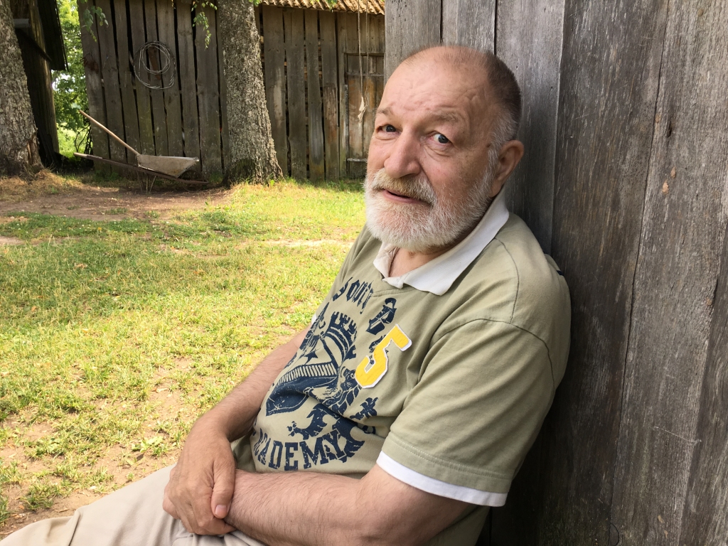 Savējais. Rakstnieks Artūrs Snips 2018.gada vasarā “Dzirkstelei” par savu radošo darbu teica: “Es nerakstu tautai. Es vairāk rakstu tiem cilvēkiem, kuri kaut ko saprot no pasaules. Rakstu savas apkaimes, savas vides cilvēkiem.”
Autors: no “Dzirksteles” arhīva