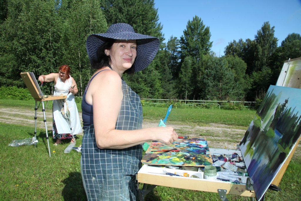 Plenērā piedalījās un gleznaino Galgausku savos darbos iemūžināja arī Maija Jaunbērziņa no Madonas.
Autors: Gatis Bogdanovs