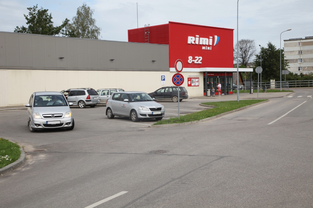 Ne pirmo reizi “Dzirkstelē” vēršas autovadītājs, kam radusies konfliktsituācija, izbraucot no “Mini Rimi” stāvlaukuma.    
Autors: Gatis Bogdanovs