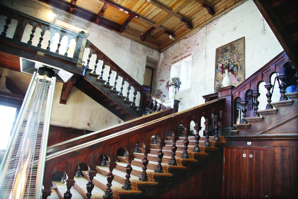 Vēsturiskā elpa mūsdienīgā tehnoloģiska risinājumā – tādām jātop Stāmerienas pils iekštelpām. Pils nākotne saredzēta kā biroju ēkai. 
Autors: no “Dzirksteles” arhīva