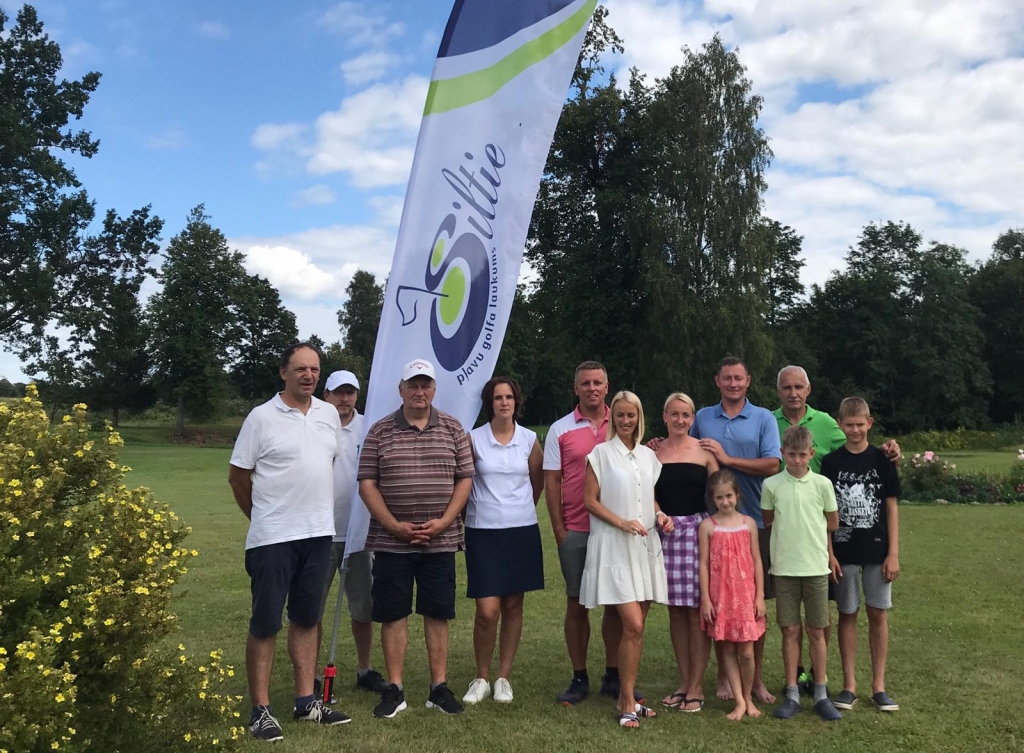 Golfa kluba “Siltie” laukumā pagājušajā sestdienā notika Ministru prezidenta kausa izcīņas otrā posma sacensības golfā, kurās sacentās desmit spēlētāji. 	
Autors: no personiskā arhīva