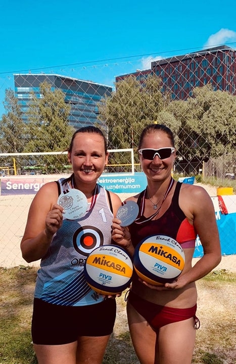 Jau otro vasaru Agnese Melne (no kreisās) un Mairita Bumbure pārī abas spēlē dažādos Latvijas amatieru pludmales volejbola turnīros. 
Autors: no privātā arhīva