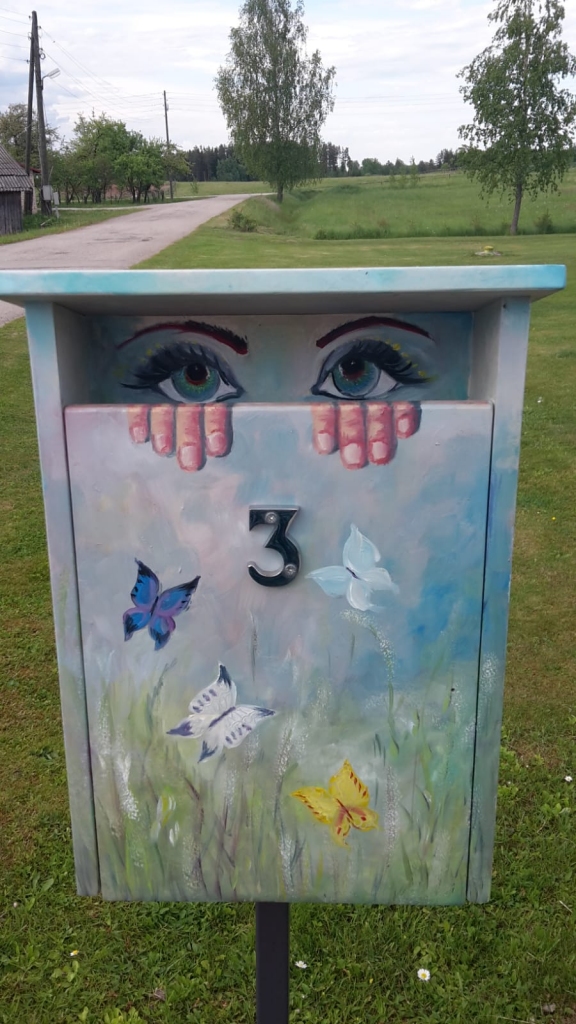 Gulbenes novada iedzīvotājas Solveigas Kļaviņas apgleznotā pastkastīte.
Autors: 