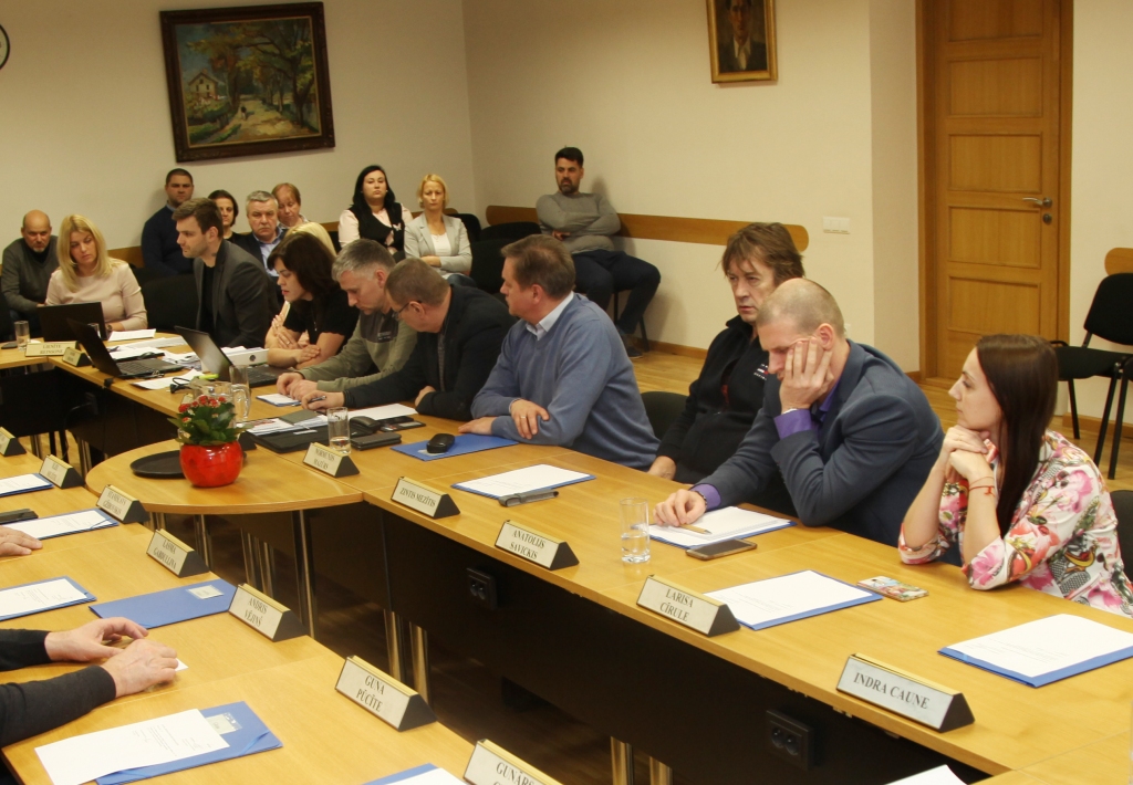 Ir strīdīgi jautājumi, kuros deputātu domas dalās un pieņemt lēmumu neizdodas. Tomēr arī šādam balsojumam un izskatīto jautājumu būtībai ir jāparādās Gulbenes novada domes sēdes protokolā. To “Dzirkstelei” pauduši aptaujātie deputāti. 
Autors: no “Dzirksteles” arhīva