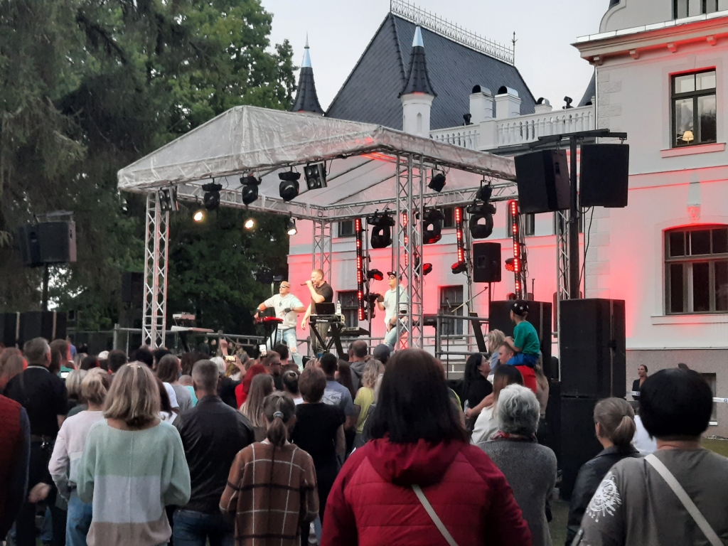 “Tranzīts” un Ralfs Rubenis spēj kopā pulcēt pilnu koncerta norises vietu ar faniem, atbalstītājiem un savas daiļrades cienītājiem. Koncerta skatītāju vidū bija redzama paaudžu satikšanās, kas norāda, ka mūziķis spēj uzrunāt dažāda vecuma klausītājus. 	
Autors: Inese Indzere