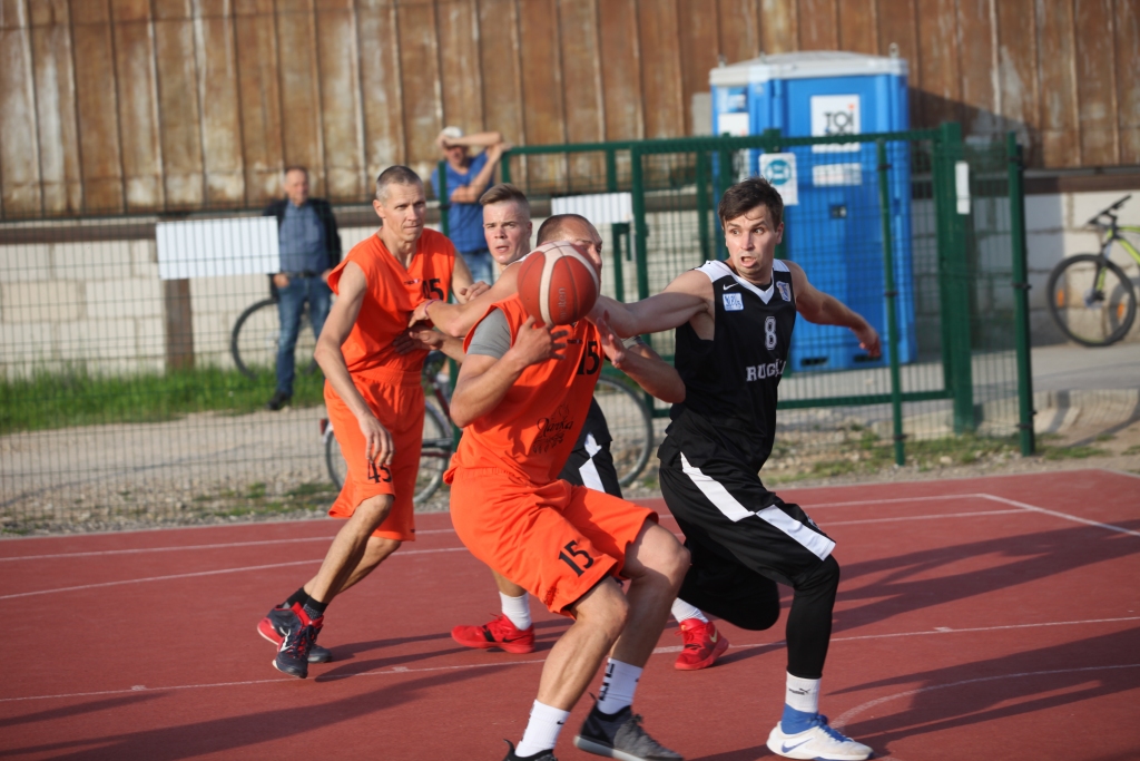 Komandu “Nareka” un “Rugāji” basketbolisti cīnās par turnīra “Vasaras līga 2020” čempiona titulu.
Autors: Gatis Bogdanovs