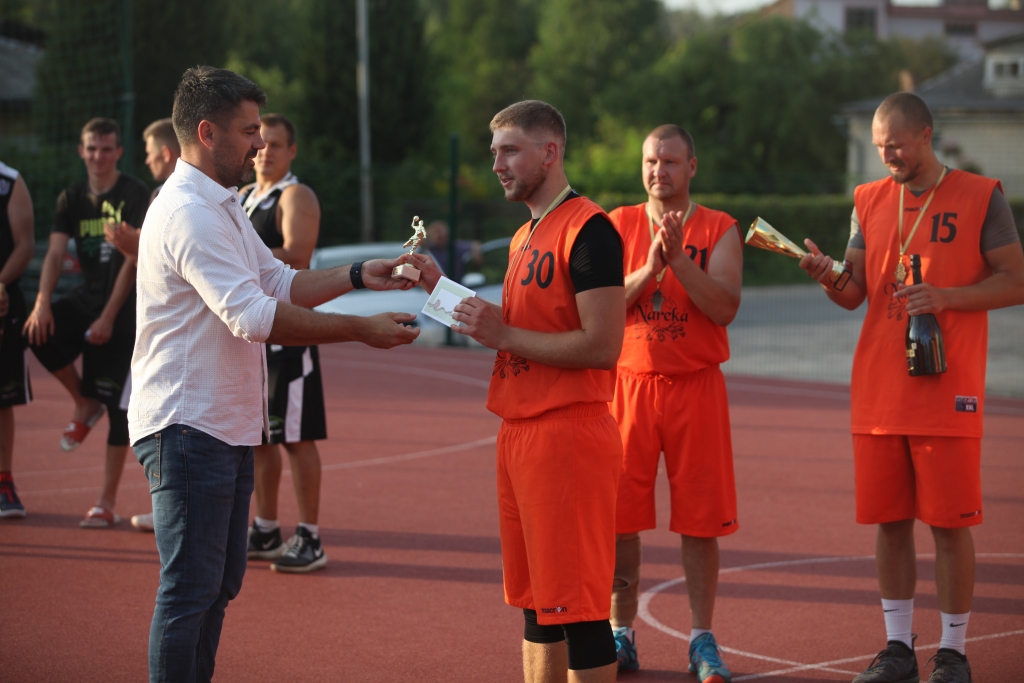 Gulbenes novada Sporta pārvaldes vadītājs Lauris Krēmers pasniedz balvu finālspēles labākajam spēlētājam Aleksim Ābolam. 
Autors: Gatis Bogdanovs