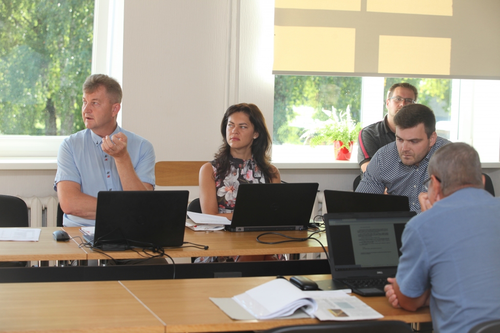 Kā atrisināsies strīds par Baložu ielas neveiksmīgo rekonstrukciju Gulbenē? Pašvaldības izpilddirektores vietnieks Sandis Sīmanis (no labās) piedalās dialoga risināšanā ar “Citadeles projektiem”, kas piedāvā izlīgt, pārtraucot tiesāšanos, bet prasot kompensāciju. Vai deputāti to akceptēs?  	
Autors: Gatis Bogdanovs