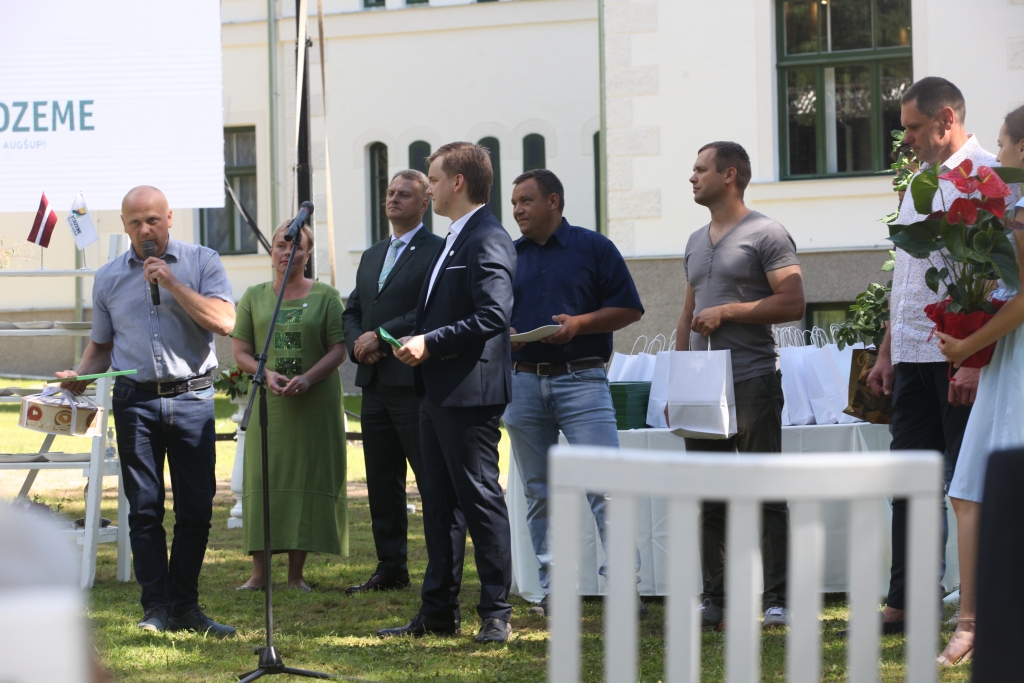 SIA “RCI Gulbene” darbinieku kolektīvam ir patīkami saņemt atzinības balvu pie Stāmerienas pils, kuras logu restaurācijā redzams uzņēmuma darbs. 
Autors: Gatis Bogdanovs