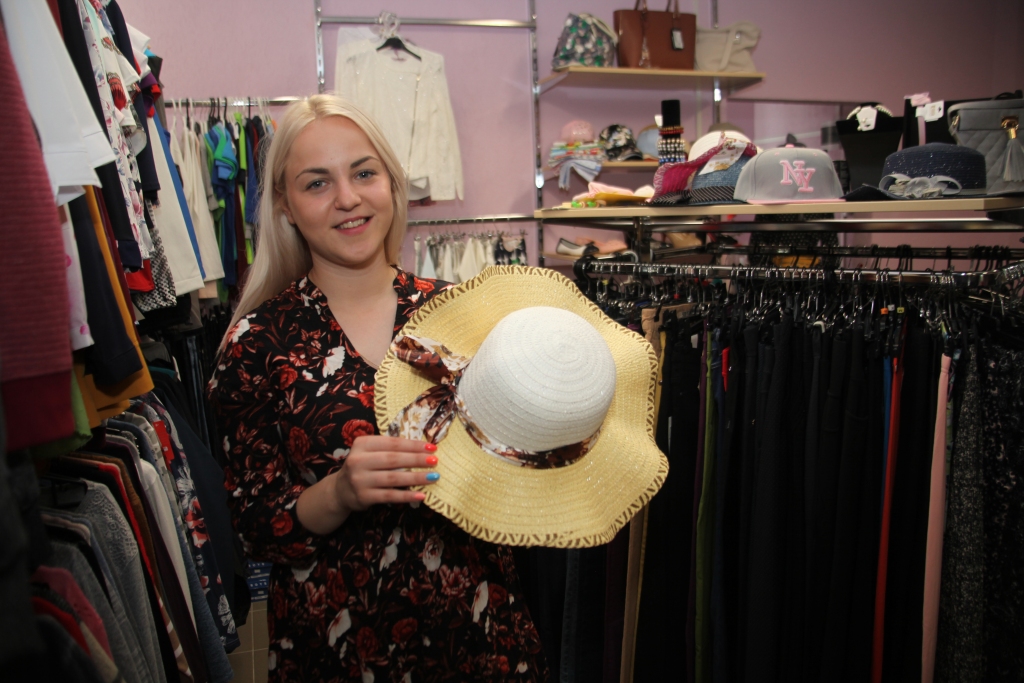 Līva Ginde pavisam nesen Lizumā atvērusi savu veikalu. “Tik, cik sevi atceros, tad šajās telpās vienmēr ir bijis apģērbu veikals. Taciņa uz šejieni cilvēkiem jau ir iemīta,” saka Līva.	
Autors: Gatis Bogdanovs