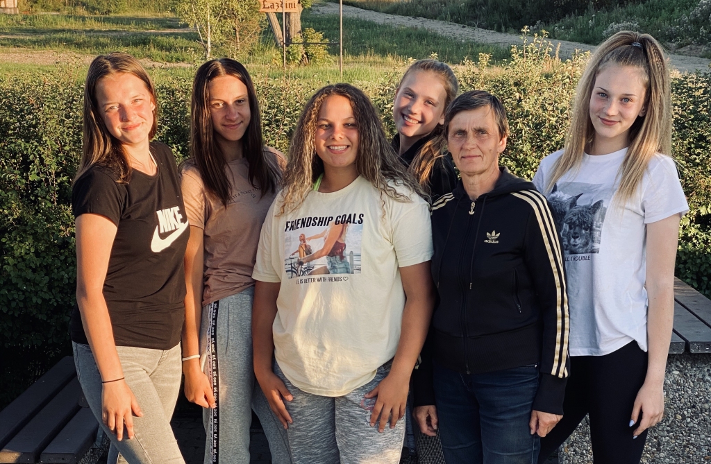 Komanda “Veri Nais” kopā ar treneri Āriju Samsonovu.
Autors: no privātā arhīva 