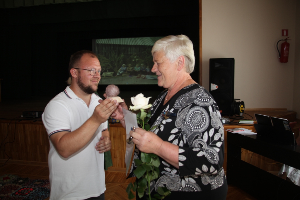 Beļaviete Brigita Lāce ir gandarīta, ka visus šos gadus bijusi kopā ar pirmajiem “Dzīpariņa” dalībniekiem. Viņai tāpat kā citiem kopas rokdarbniekiem simbolisku kamolu pasniedz Ozolkalna kultūras un sporta centra “Zīļuks” vadītājs Jānis Skopans. 
Autors: Gatis Bogdanovs