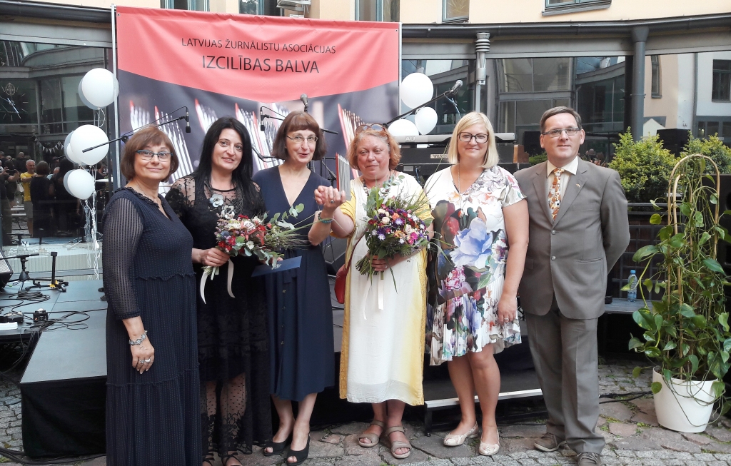 Par laikraksta “Kurzemnieks” (Kuldīga) kolēģu veikumu gandarījums arī pārējie nominētajiem -  “Dzirkstelei” un “Bauskas Dzīvei”. “Dzirksteles” galvenā redaktore Ginta Alberte otrā no labās. 	
Autors: Gatis Bogdanovs