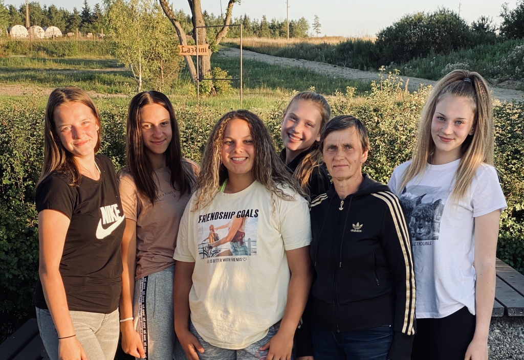 Komanda “Veri Nais” kopā ar treneri Āriju Samsonovu. 	
Autors: no privātā arhīva