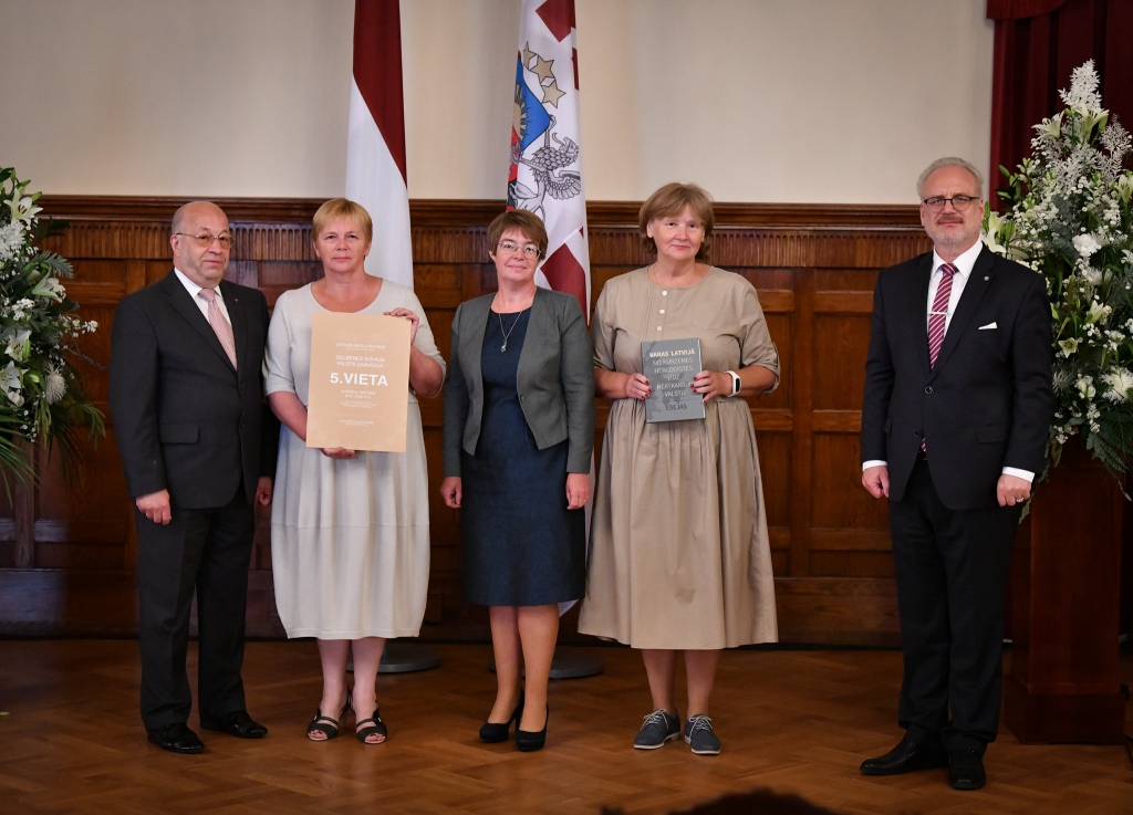 Diplomu saņēma Gulbenes novada valsts ģimnāzijas direktore Lidija Ķeķere (otrā no kreisās). 
Autors: Ilmārs Znotiņš (Valsts prezidenta kanceleja) 