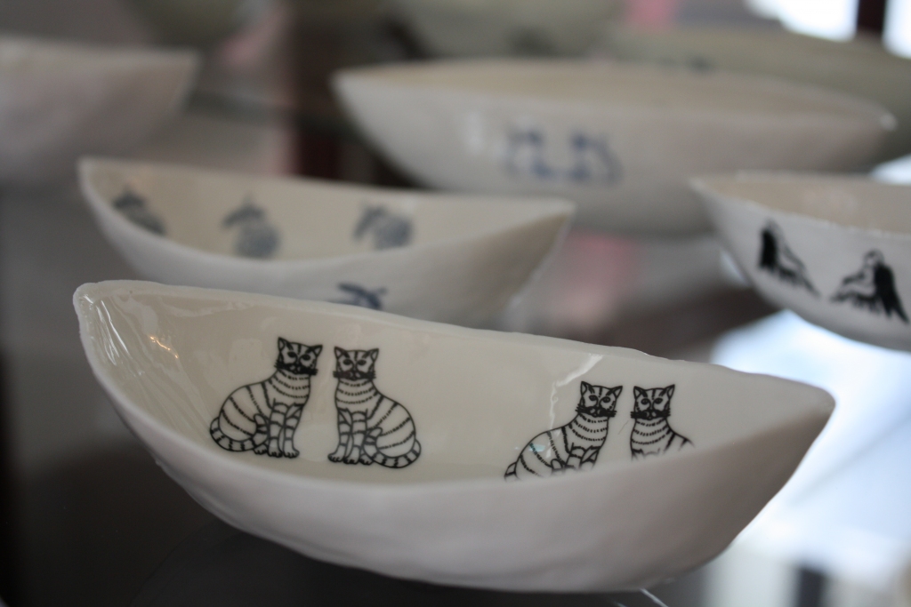 Marutas Raudes mākslas centra radītie porcelāna suvenīri un rotas.