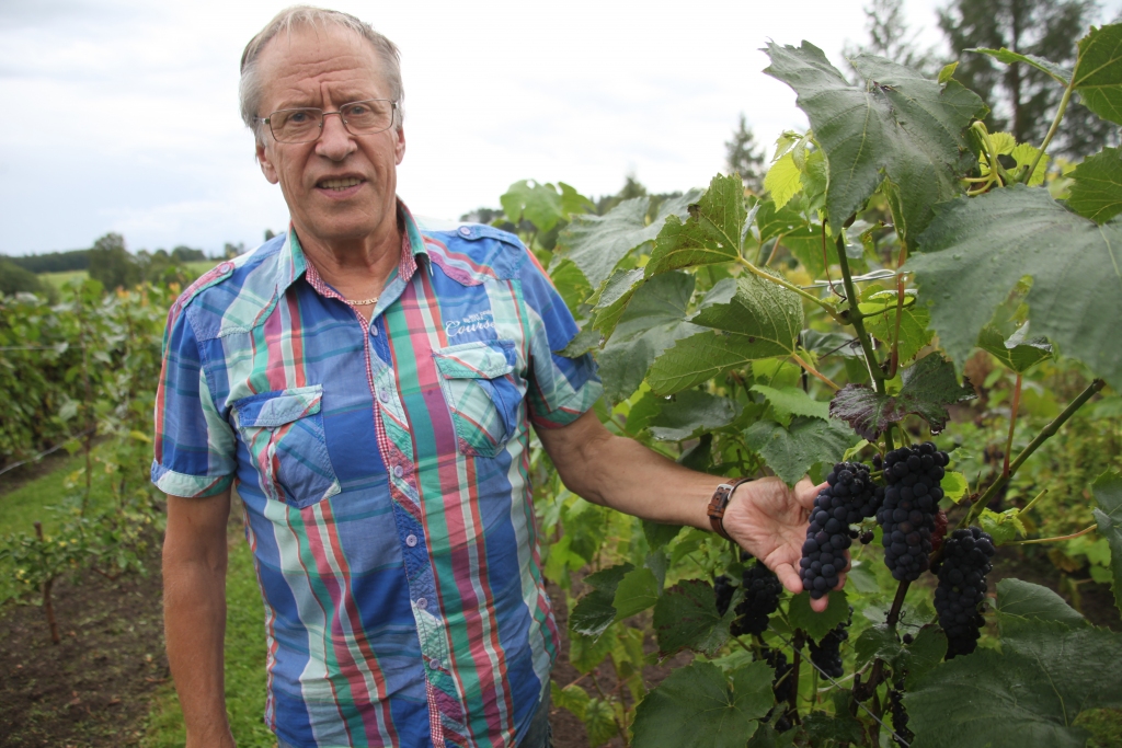 Rankas pagasta “Vecpāpanu” saimnieks Māris Brencis ir pensionārs, taču viņa attieksme pret notiekošo pagastā, novadā, valstī un pasaulē ir tikpat aktīva kā pirms 31 gada, kad kopā ar ģimeni stāvēja “Baltijas ceļā”. Atmodas laika notikumi raisa atmiņas un satraukumu, vērojot notiekošo Baltkrievijā, kur tagad kaimiņu tauta miermīlīgā protestā cenšas panākt demokrātiskas vēlēšanas un kardinālas pārmaiņas valstī. 												   	   Foto:
Autors:  Gatis Bogdanovs