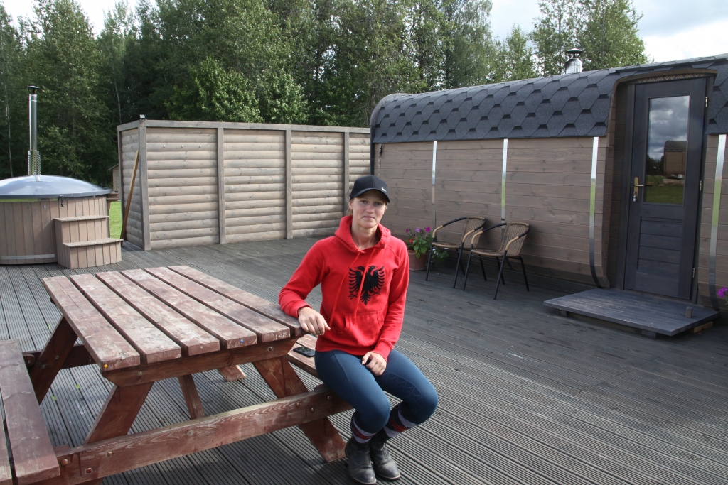 Beļavas pagasta saimniecības “Purenes” vadītāja Mairita Dreimane ir priecīga, ka var piedāvāt viesiem pirti un relaksāciju karsta ūdens kublā. Tomēr darba vides sakārtošanā un viesu namiņu aprīkošanā vēl ir ļoti daudz. 
Autors: Gatis Bogdanovs