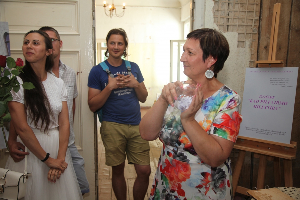 Šķiet, gluži vai uzaugusi Stāmerienas pilī un dzīvo tajā ar sirdi un dvēseli. Tā jau šodien var teikt par Edīti Siļķēnu (no labās). Dzimusi Stāmerienā. Uzaugusi dažu soļu attālumā no pils. Zina teju visu par pili un ar to saistītajām vēsturiskajām personībām. Kā Gulbenes Tautas teātra režisore un kā masu pasākumu organizatore ir pilī un ap to rīkojusi izrādes, festivālus, pasākumus. Šodien Edīte ir pašvaldības atbildības nesēja par pils attīstības stratēģiju. 
Autors: Gatis Bogdanovs