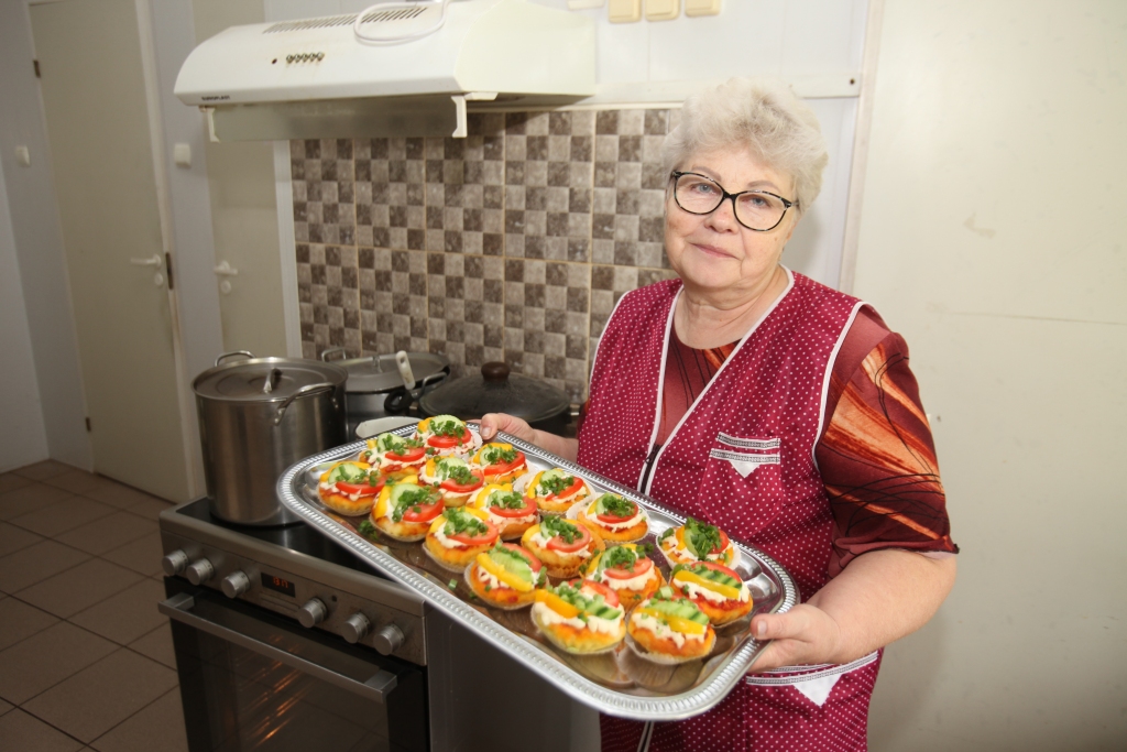 Litenes kafejnīcas “Muižas ķēķis” saimniece ir pensionētā skolotāja Astrīda Dzērve. Viņai 1.septembris arvien ir īpaša diena. “Man šajā dienā ir sevišķas sajūtas. Tā tas ir, jo 46 gadus esmu nostrādājusi skolā. Ir prieks, ka bijušie audzēkņi mani atceras: dažs piezvana, cits atsūta ziedus,” atzīst A.Dzērve. Viņa uz skolu pavadījusi savas mazmeitas, kas vasaras brīvlaikā palīdzēja cept gan picu grozus, gan pīrāgus. Mazmeita Paula sāk mācības Rīgas 4.vidusskolas 12.klasē, mazmeita Keitija ver Gulbenes vidusskolas 7.klases durvis. “Keitija ir mana mazākā, Paula – vidējā mazmeita. Vēl viena mazmeita ir jau pieaugusi un vairs nemācās, bet visas prot cept pīrāgus,” uzsver A.Dzērve.
Autors: Gatis Bogdanovs