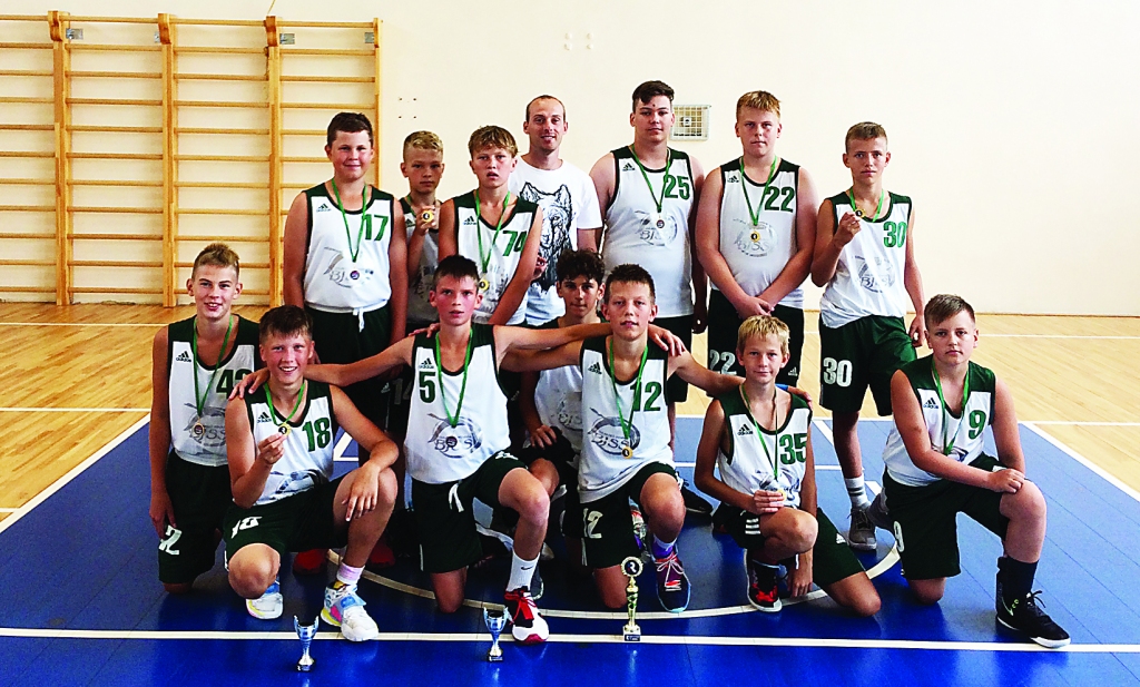 Gulbenes novada BJSS 2007.gadā dzimušo zēnu komanda uzvarēja Rēzeknes pilsētas bērnu komandu turnīrā basketbolā “Ar bumbu pret zvaigznēm”.	
Autors: no personiskā arhīva