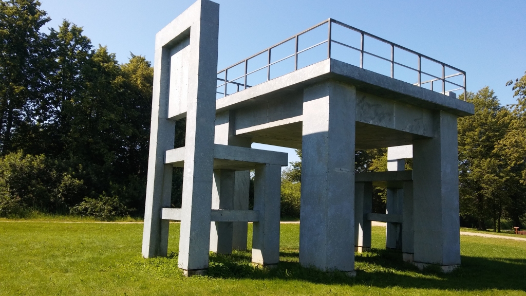 Milzu galds un krēsli. Izveicīgākie uz galda var uzkāpt pa kāpnēm kā uz skatu platformas.
Autors: Pārsla Konrāde