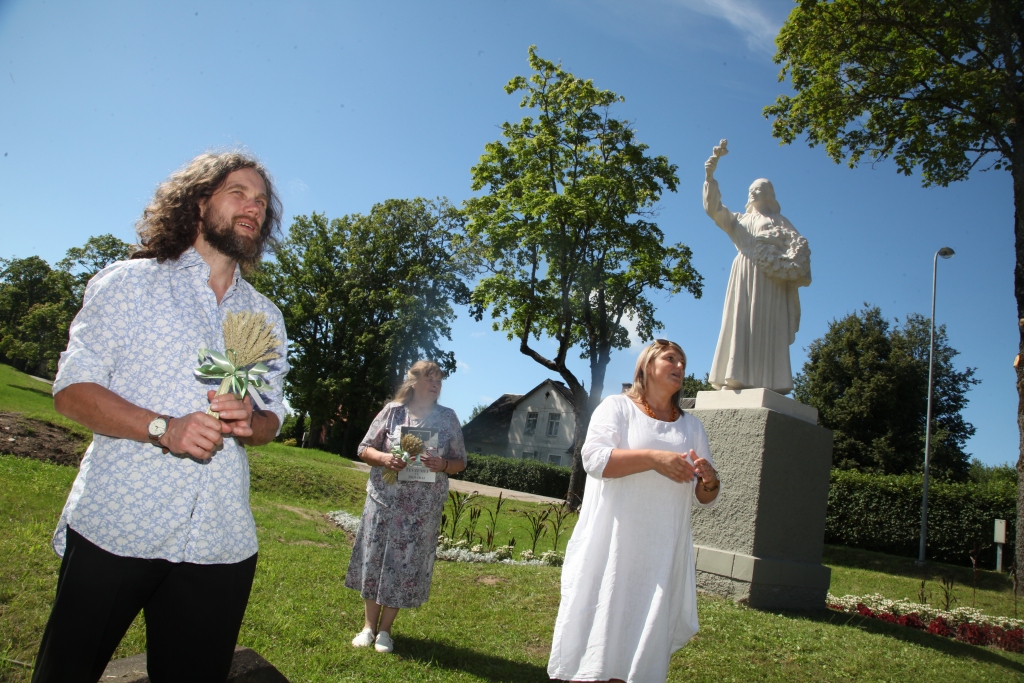 Šovasar Ivars Drulle Lizumā atjaunoja “Tautumeitu”. 	
Autors: no “Dzirksteles” arhīva