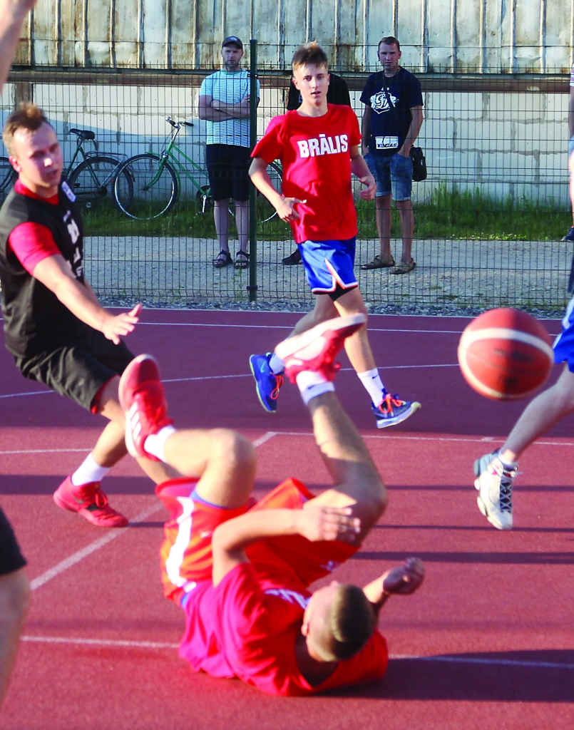 Jāveido basketbola piramīda Gulbenē – no pašiem mazākajiem sporta skolas audzēkņiem līdz “Buku” komandas dalībniekiem. Tāds ir pašvaldības Sporta pārvaldes redzējums. 	
Autors: Gatis Bogdanovs