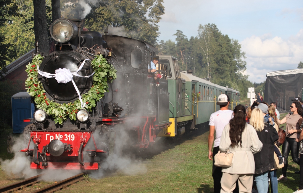 Pirmo reizi, kopš kopīgi svinam bānīša jubileju, 117. dzimšanas dienas svinības ilga gandrīz mēnesi. Tās sākās Gulbenē 15.augustā un turpinājās līdz pat pagājušajai sestdienai. Šie svētki tiek svinēti abās galastacijās - Gulbenē un Alūksnē, dažreiz arī Kalnienas un Papardes stacijās, bet nepārtraukti vislielākā un tautai iecienītākā rosība notiek Stāmerienā, kur stacijas ēku rotā uzraksts “Stāmeriene”.		
Autors: Gatis Bogdanovs