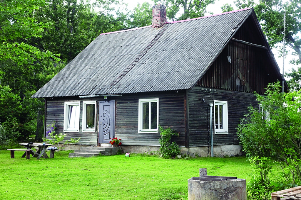 Kad iepriekšējais mājas saimnieks Ēriks Ābrams aizgāja mūžībā, Vilnis Zvirgzdiņš iegādājās šo īpašumu aiz Ušuru kūdras purva, pamazām sāka atjaunot un labiekārtot māju. “Viņš bija arī mūsu mednieku kluba “Lāčsalas” biedrs. Sapratām, ka kādam šī māja ir jāpaņem, lai to nenopirktu svešs vai arī tā netiktu izdemolēta. Pamazām to sāku uzlabot,” stāsta V.Zvirgzdiņš.
Autors: Gatis Bogdanovs