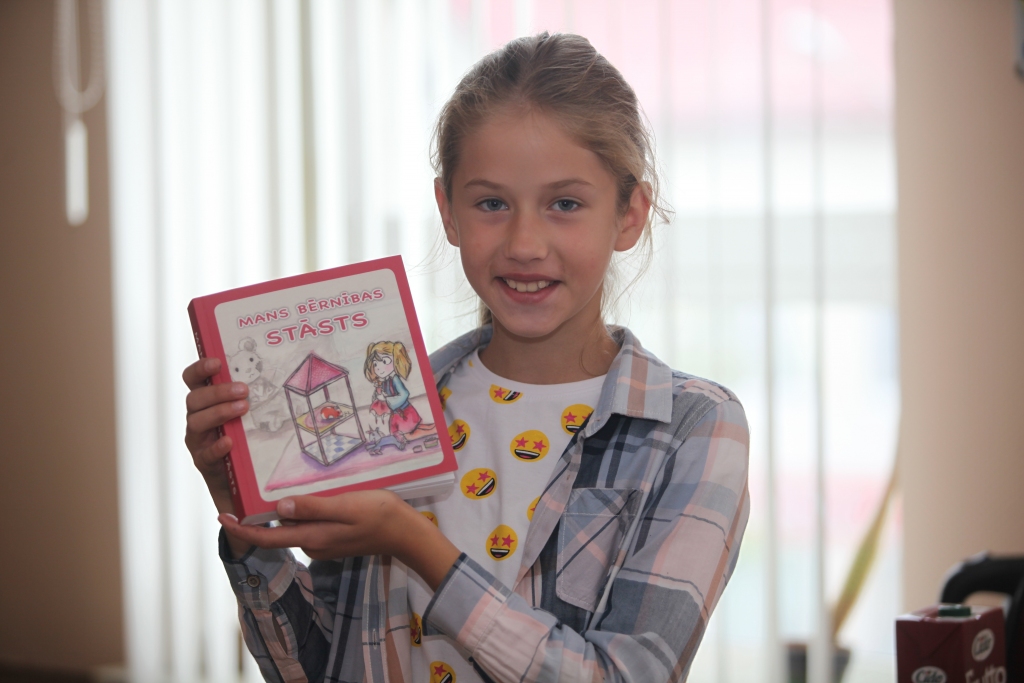 “Man Tirzā ir arī pašai sava ābelīte. Ome to iestādīja. Kad es piedzimu, katru pavasari es pie ābelītes nostājos, lai redzētu, cik ātri es augu. Tomēr ābelīte aug ātrāk par mani,” savā radošajā darbā raksta Gabriela Kostigova. Viņa ir priecīga, ka tieši viņas darbs ir novērtēts un iekļauts gan grāmatas lappusēs, gan Radioteātra lasījumā. Piedalīšanās Latviešu valodas aģentūras rīkotajos domrakstu konkursos viņai jau kļuvusi par ju tradīciju.
Autors: Gatis Bogdanovs