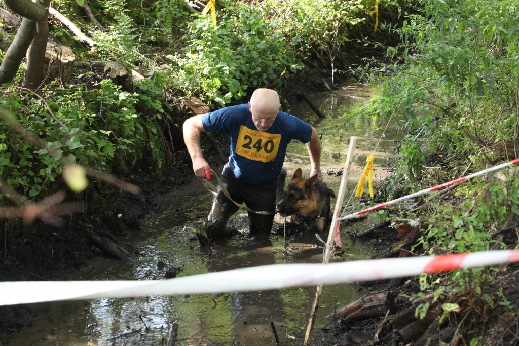 Velēnā otrajā “Stipro skrējienā ar suni” startēja 29 dalībnieki no Gulbenes, Alūksnes, Madonas, Jēkabpils, Jūrmalas, Balviem, Cēsīm. Sacensību idejas autors ir lizumnietis Jānis Kamarūts, bet tā īstenota kopā ar Alūksnes kinologu biedrību “Remis”, kuras biedrs viņš ir. J.Kamarūts ar vācu aitu suni Enzo izcīnīja 4.vietu. “Mēs saprotamies ar suni ļoti labi. Suni vairāk šķēršļi nogurdina. Pašam jau ir grūtāk noskriet tos kilometrus nekā sunim,” viņš saka un piebilst, ka cilvēki jau prasot, kas būs nākamgad. “Jo grūtāki šķēršļi, jo interesantāk. Darbs ir ieguldīts diezgan liels, un rezultāts ir labs. Cilvēki ir apmierināti: dubļu esot pieticis, ūdens arī pieticis, vēl kādu kalnu vajadzējis paņemt klāt. Pasākums ir izdevies. Jādomā uz nākamo gadu, lai ir vēl interesantāk,” saka J.Kamarūts. 	
Autors: Gatis Bogdanovs