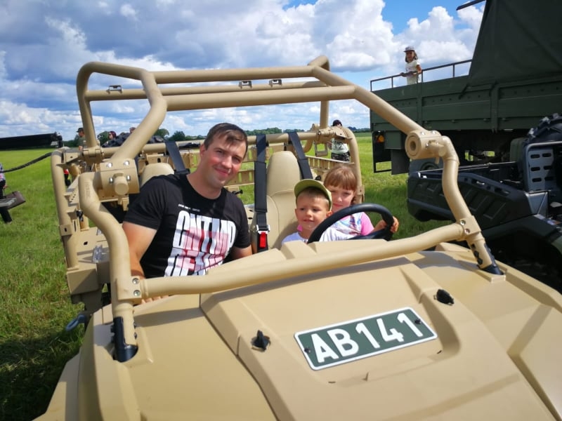 Sirsnīgi ir atpūtas brīži Aigaram Upītim kopā ar bērniem Valteru un Kristiānu.  
Autors: no personiskā arhīva