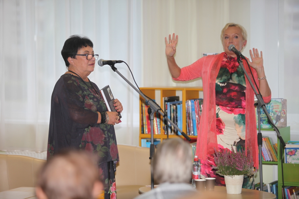 Māsu Elitas Veidemanes un Raimondas Vazdikas saruna ar vieglu ironiju vienai par otru ir tik dzīva, krāsaina, ka saviļņo klausītājus savā sirsnībā un patiesumā. 	
Autors: Gatis Bogdanovs