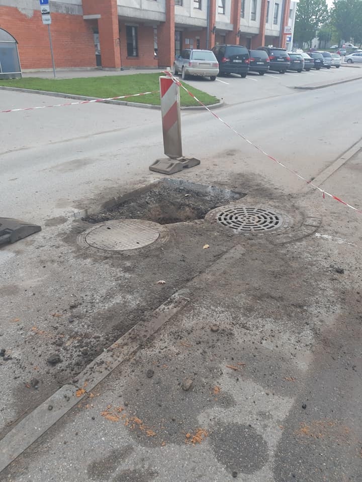 Šorīt (16.septembrī) beidzot pie bojātās kanalizācijas akas Ābeļu ielā sākas darbi.  
Autors: Ginta Alberte