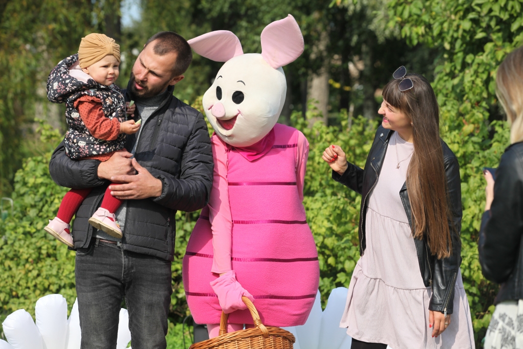 Svētki un pasaka! Mazā Matilde Vilne savu godināšanas dienu Lizumā brīžiem uztvēra ļoti nopietni, raugoties uz Sivēntiņa nerātnajām izdarībām. Vecākiem Atim un Dārtai Viļņiem šajā jaukajā dienā bija iespēja atcerēties sevi meitas Matildes vecumā. 							    				  Foto: 
Autors: Gatis Bogdanovs