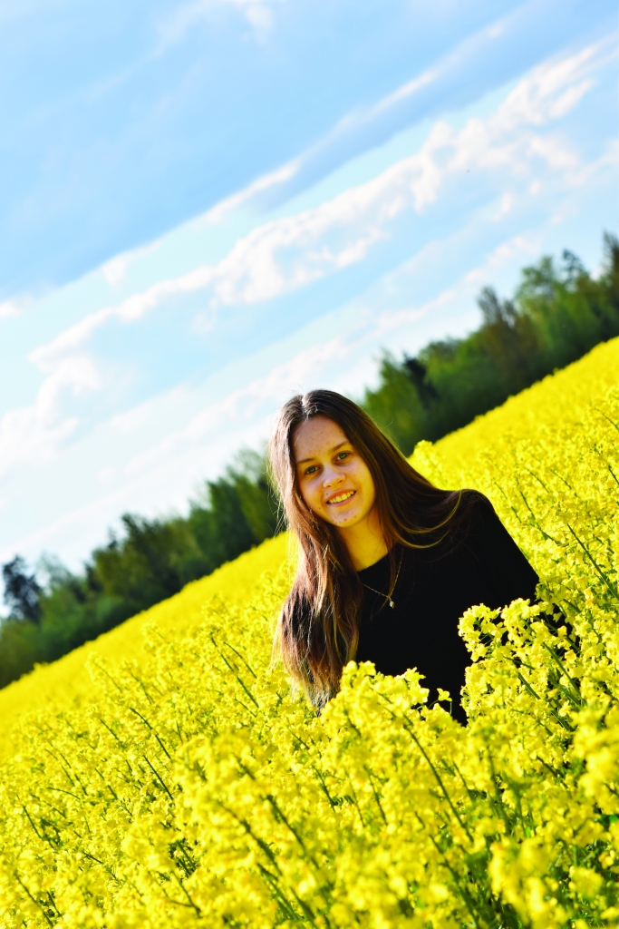 Jasmīna Pētersone (15) ļoti novērtē Māras Zālītes daiļradi, jo tajā daudz lasījusi par Latviju un ģimeni. Arī pašai tapis dzejolis par mīļajām mājām.
Autors: no personiskā arhīva