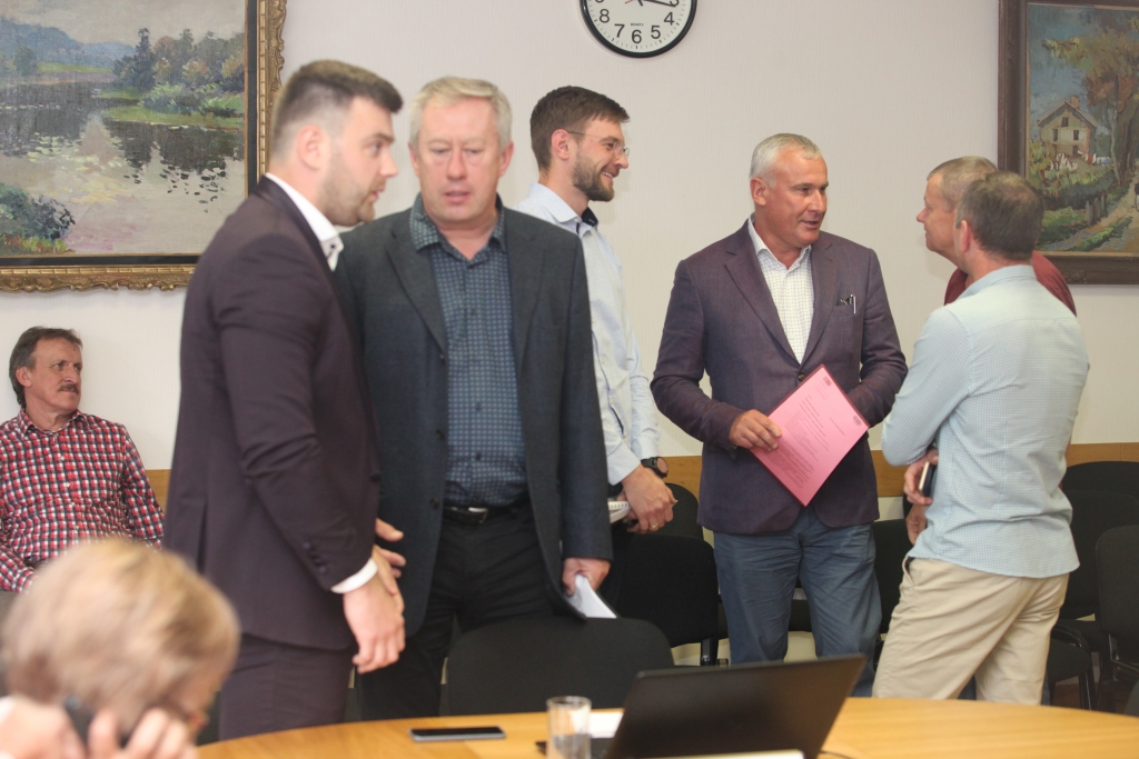 Uzņēmējiem ir interese! Jaundibinātās biedrības “Uzņēmēji Gulbenes novadam” pārstāvji Uldis Misiņš (trešais no labās), Agris Koris (otrais no kreisās) un Rolands Rudītis (trešais no kreisās) kā klausītāji bija klāt Gulbenes novada domes augusta sēdē. Pēc tam viņi vēl tikās ar deputātiem. 
Autors: Gatis Bogdanovs