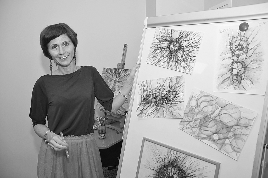 Sanda Eižvertiņa brīdina, ka ar zīmēšanu vien no stereotipiskajām rīcībām neatbrīvosies: “Tas jebkurā gadījumā būs darbs ar sevi. Lietas notiek, ja tu par tām iestājies un dari. Taču, lai jaunajam būtu, kur ienākt, vispirms ir jāizpilda mājasdarbs.” 
Autors: DAINIS ĢELZIS 