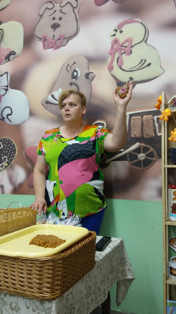 Mūsu acu priekšā top piparkūku sirsniņa ar skaistām rozēm. Viens gan ir skaidrs – ir jābūt zīmēšanas talantam. Ilzei Andriksonei tāds ir!
Autors: Pārsla Konrāde