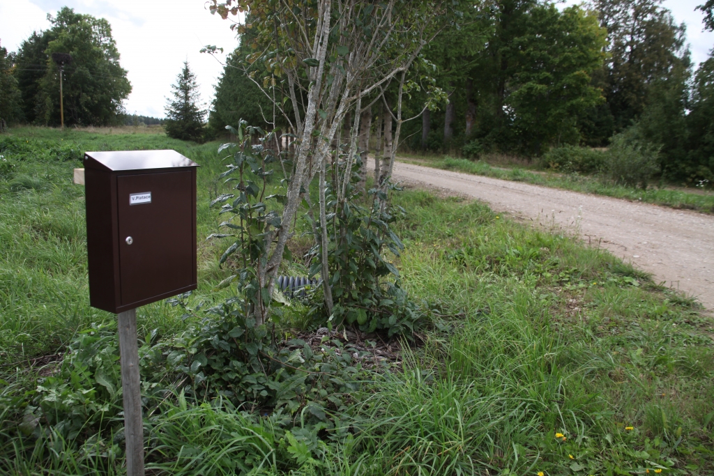 Lai jaunā pastkastīte godam kalpo! “Dzirkstele” uzdāvināja savai uzticamajai lasītājai Vijai Platacei Tirzas pagastā mūsdienu prasībām atbilstošu pastkasti, kā arī novietoja to piebraucamā ceļa malā. Pastkastītes atslēgu Vijai pasniedz “Dzirksteles” foto korespondents Gatis Bogdanovs.	
Autors: Gatis Bogdanovs