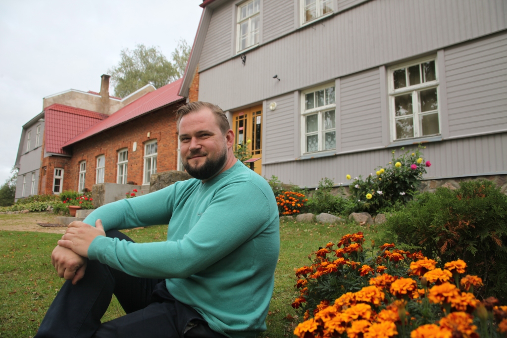 Galgauskas kultūras nams jauno darba sezonu sagaida atdzimis. Pelēcīgā krāsa abos ēkas spārnos labi saskan ar sarkano jumtu un ķieģeļiem ēkas vidusdaļā. Kultūras nama vadītājs Edijs Frīdenbergs var būt priecīgs, ka ir izdevies īstenot Nacionālās kultūras mantojuma pārvaldes ieteikumu atjaunot sirmā nama krāsojumu, lai labāk saglabātu vietējas nozīmes kultūras pieminekli. Arī lielā skatītāju zāle ieguvusi jaunu izskatu līdzīgos krāsu toņos.	
Autors: Gatis Bogdanovs