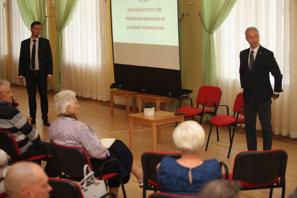 Izglītojoša un tomēr brīva saruna. Ar gulbeniešiem 17.septembrī tikās tieslietu ministrs Jānis Bordāns (no labās) un viņa biroja vadītājs Aldis Bukšs. 	
Autors: Gatis Bogdanovs