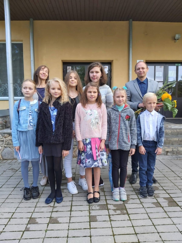 Jaunais mācību gads svinīgi atklāts arī mūzikas skolas tālākajās lauku klasēs Lizumā, Rankā, Lejasciemā un Stāķos. Attēlā - satraukti un priecīgi jauno mācību gadu uzsākot, ir Rankas klavierspēles klases audzēkņi un skolotāji – Ilgvars Matīss un Dace Vītola (no kreisās). 	
Autors: no skolas arhīva