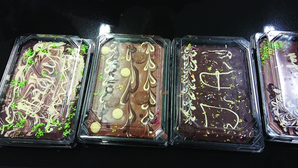 Lai šokolāde nebūtu garlaicīga, tā tiek ātri izdekorēta un iegūst personiskus vaibstus. Un tad tā dodas uz ledusskapi, lai sacietētu un varētu braukt mums līdzi. 
Autors: Pārsla Konrāde