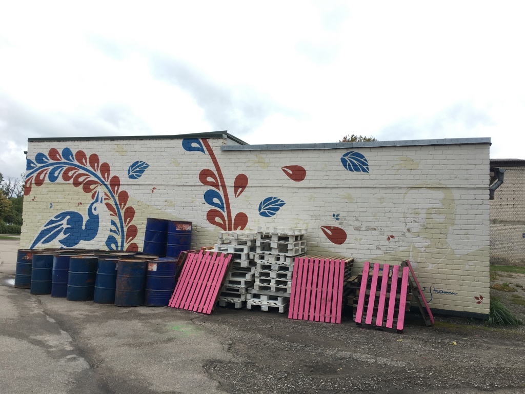 Ne reizi vien aizbarikādēta. Apgleznotā siena Gulbenes kultūras centra iekšpagalmā šādi izskatījās piektdienas rītā. 2017.gadā “Dzirkstele” panāca, lai pie šīs sienas netiktu likta pārvietojamā tualete. Pie sienas liek arī automašīnas. Ziemā – piešķūrē sniegu. Gleznojums jau ir bojāts.
Autors: Diāna Odumiņa  